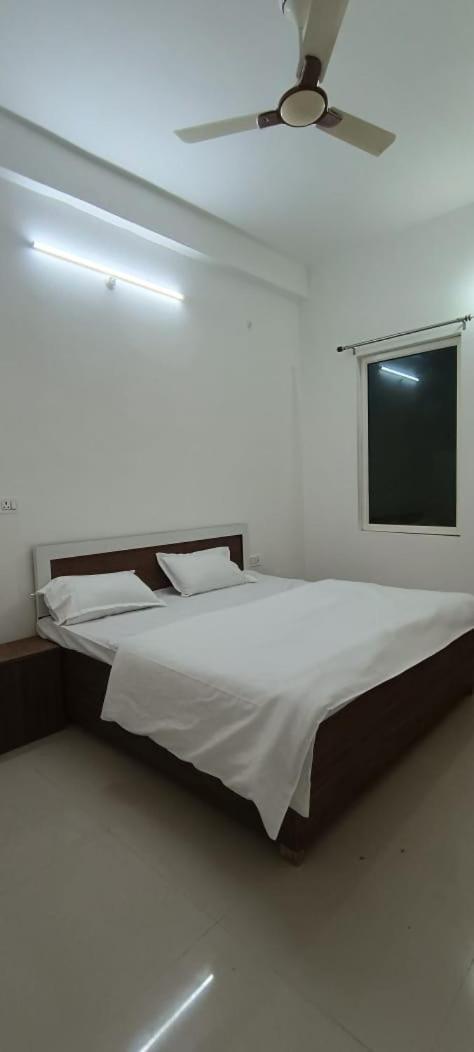 Geeta Dham Hotel Vrindavan Bagian luar foto