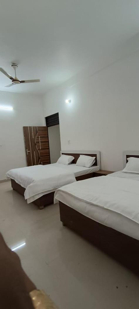 Geeta Dham Hotel Vrindavan Bagian luar foto